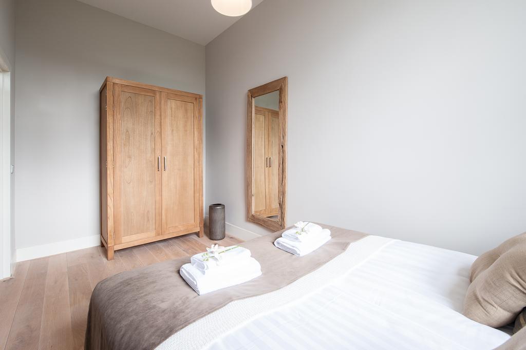 Large One-Bedroom Apartment Two Single Beds