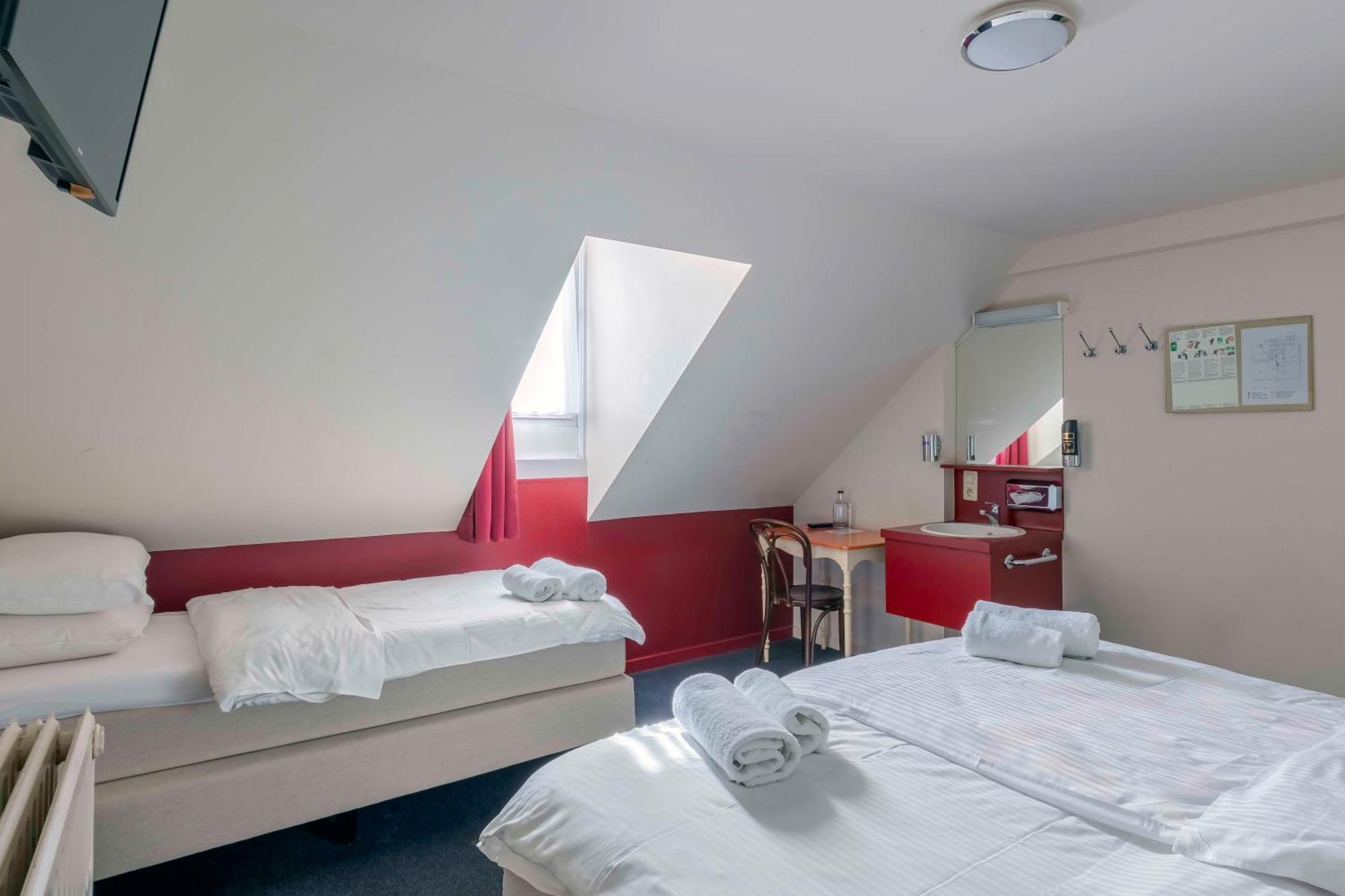 Basic Driepersoonskamer met Gedeelde Badkamer op Zolder