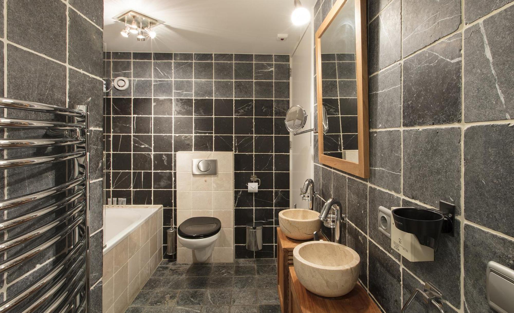 Ruim Appartement met 2 Slaapkamers en Uitzicht op de Gracht - Johannes Vermeer