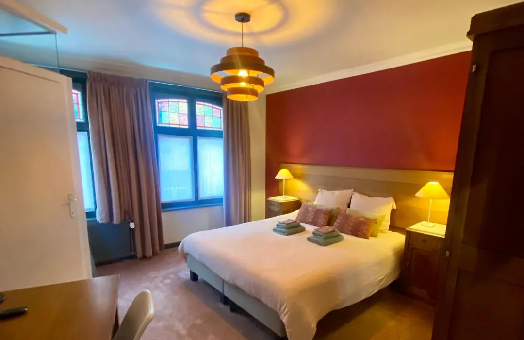 Central Bruges Home With 4 Ensuites-1