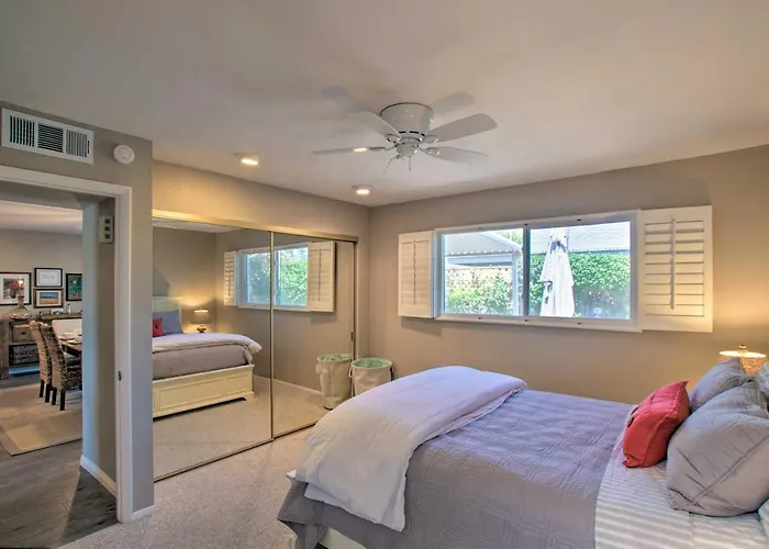 Walk To Trolley & Lake: Sunny Scottsdale Townhome