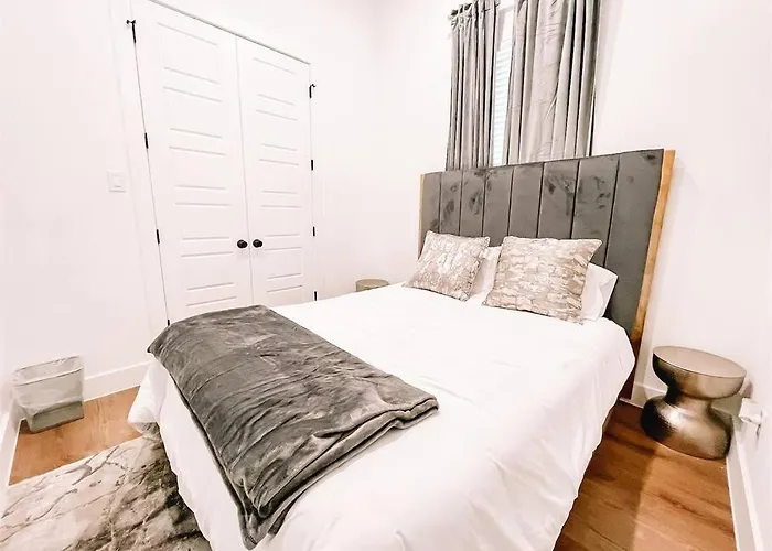 Pet Friendly Stylish 4 Bedroom Home Close To All