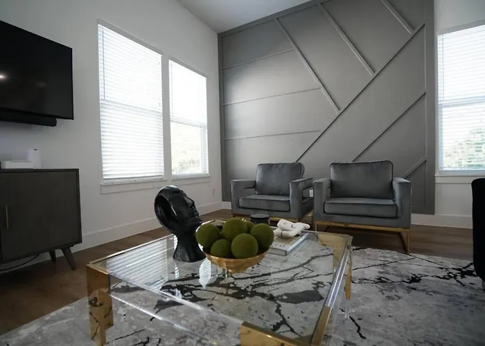 Pet Friendly Stylish 4 Bedroom Home Close To All