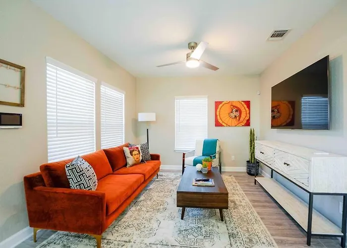 Casa Fiesta-2Bed/2Bath 1100 Sq Ft Urban Stunner