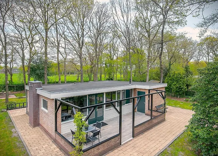 Veel eigen en omheinde grond in dit luxe huisje!