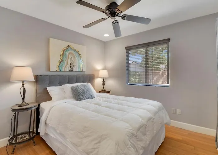 4 bdr, Two Master suite, billiards&desert oasis pool