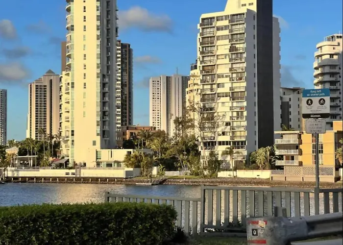 Stylish Surfers Paradise Haven 4Br4B Stunning Pool 2
