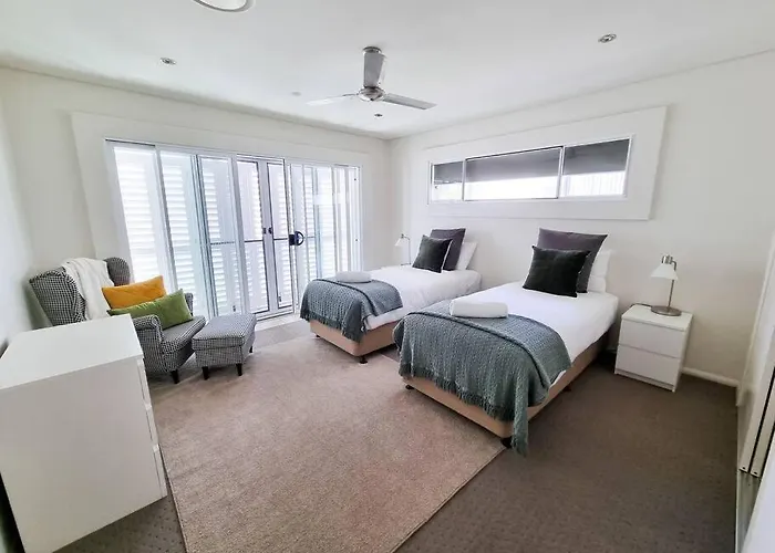 Stylish Surfers Paradise Haven 4Br4B Stunning Pool 2