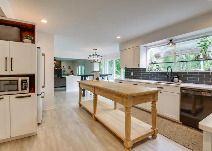Luxury Maineville Villa W/ Private Pool & Deck
