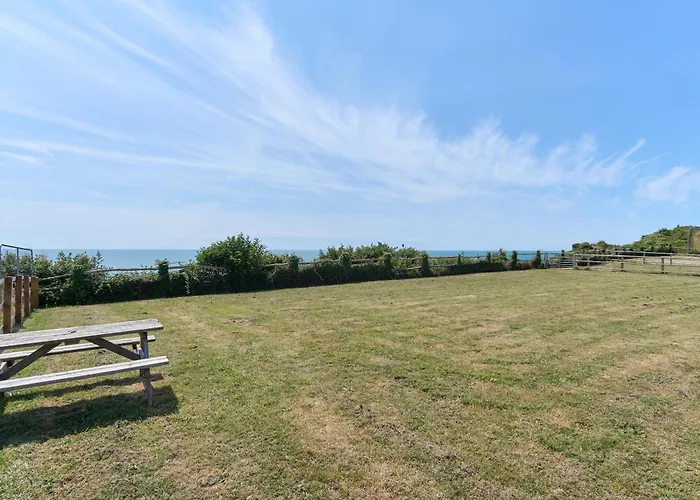 Meadow View - A Beautiful 3 Bed Apt With Stunning Countryside Views & Parking - Close To Ventnor, Shanklin & Sandown - 5 Mins To Beach - Ideal For Friends, Families, & Business Stays - Dog Friendly