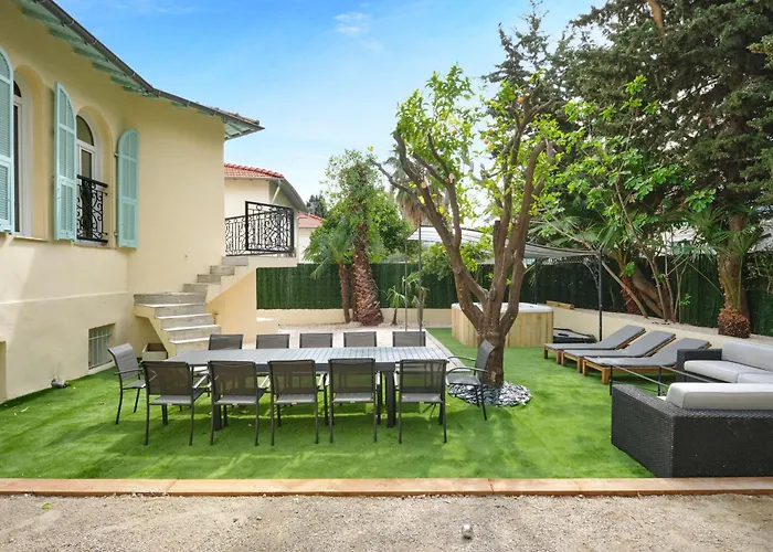 Villa Des Pergolas -6 Bdrs - 5 Bathrs -Parking -Jardin -Jacuzzi -Tramstation , 10 Min Beach
