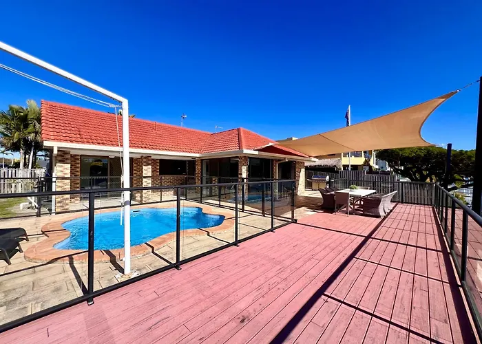 Waterfront Family House With Pool, Bbq