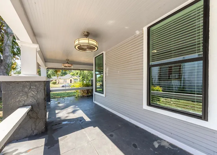 Luxurious 6 Bedroom Villa Near Downtown
