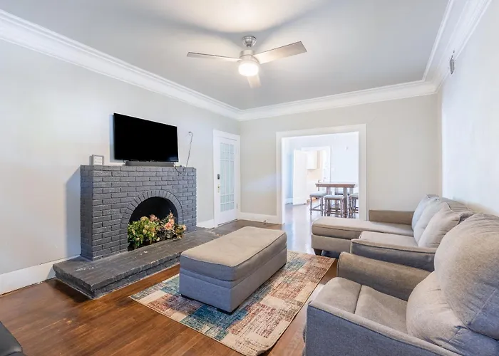 Luxurious 6 Bedroom Villa Near Downtown