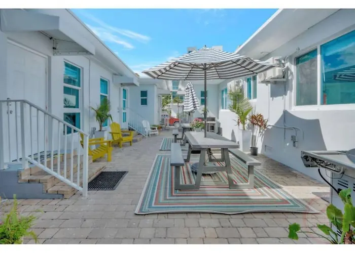 Studio Oasis Near Hollywood Boardwalk