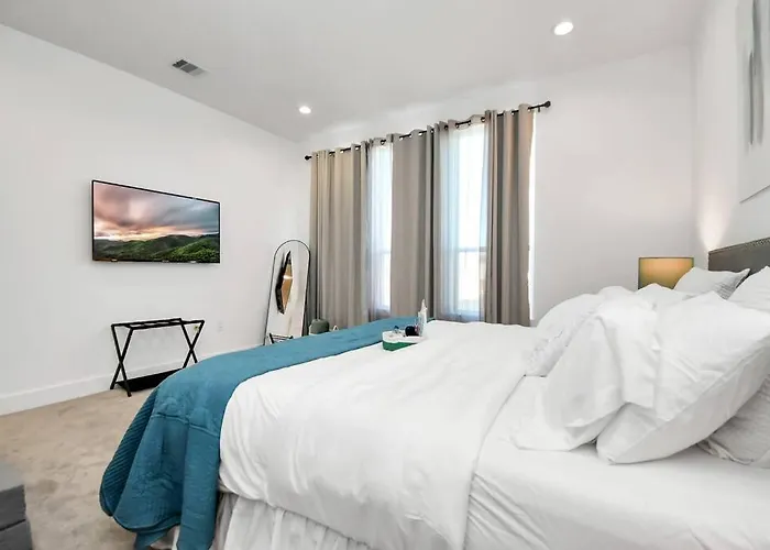 Downtown Luxury Home - 2 Mins From Restaurants, Parks And Leisure Centres
