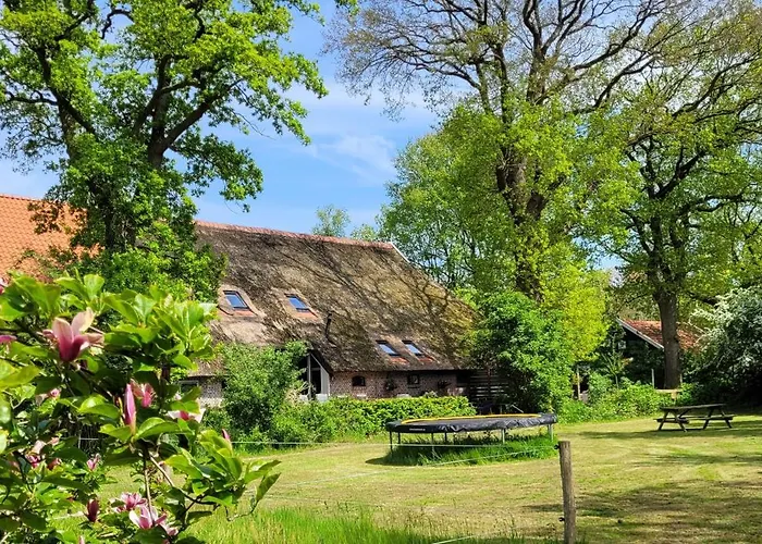 Sfeervolle groepsaccommodatie met hottub in natuurgebied