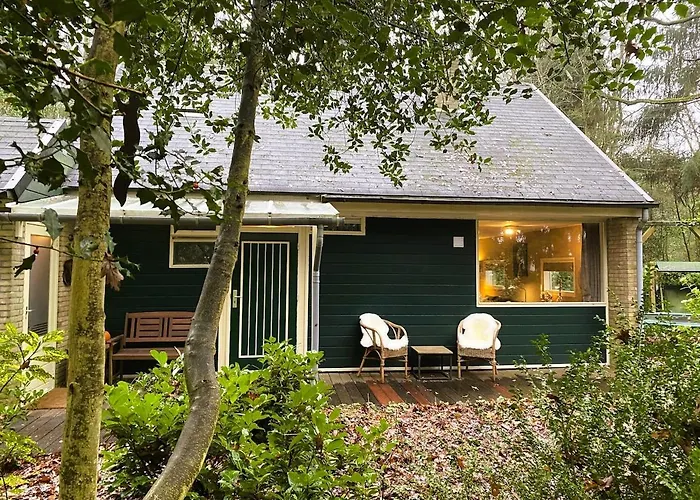 Gezellig huisje heel rustig gelegen met grote bostuin en houtkachel