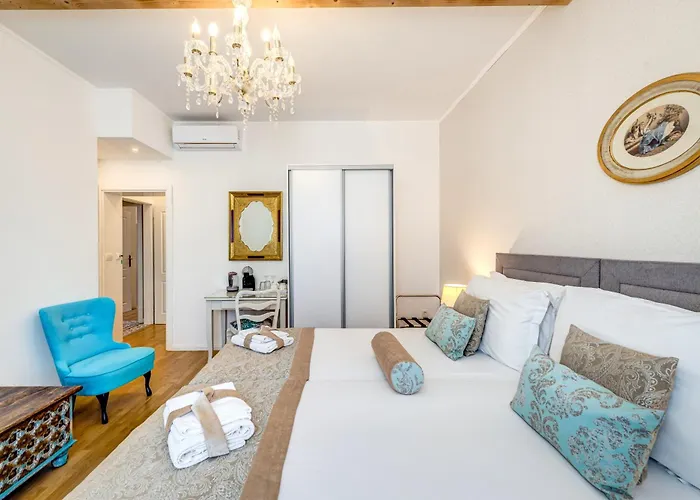 Le Monde - Vintage Accommodation