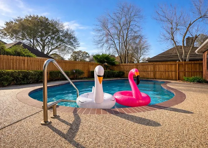 Amazing Bay Villa Near Nasa With Pool & Pool Table