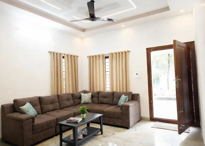 Pathiramanal Service Villas