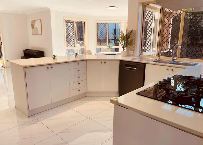 Carindale Family Home, Private Pool, Leisure Accommodation