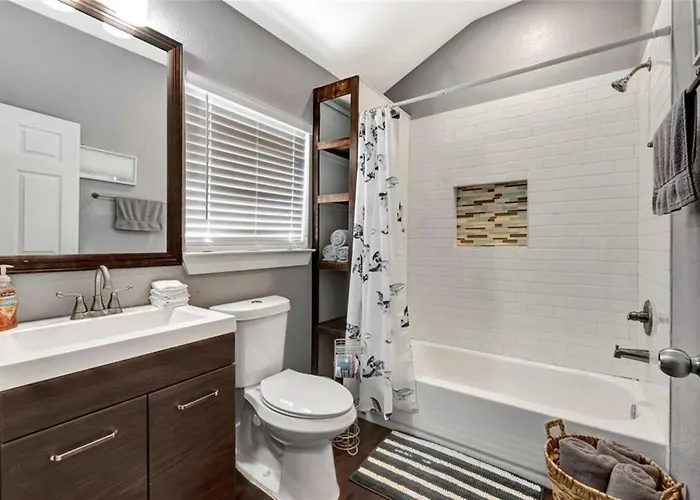 Vibrant Vacation Escape With Fast Wifi And King Bed Close To Downtown Houston!
