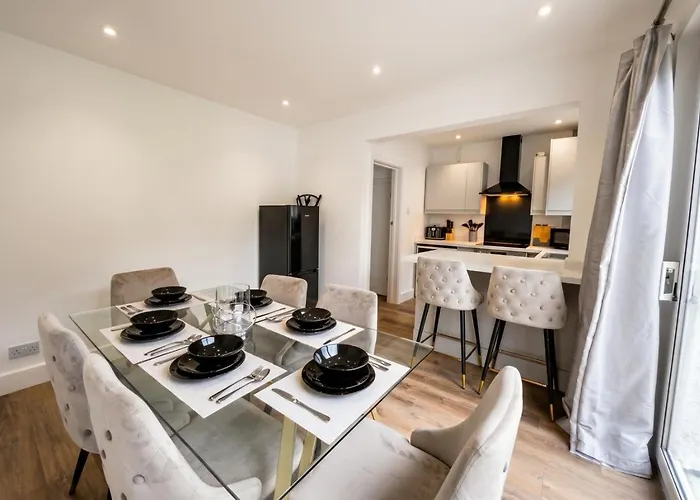 Bright 3-Bed House In Botley, Free Parking