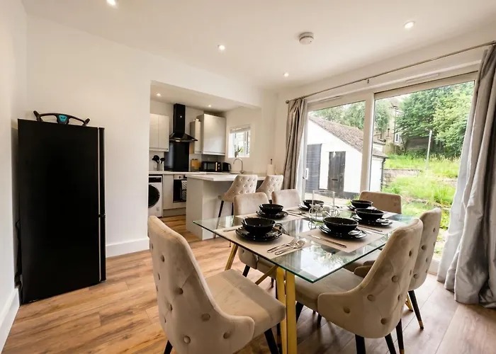 Bright 3-Bed House In Botley, Free Parking