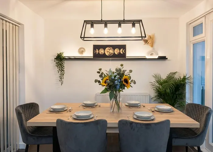 4-Bed Oxford House, Pool Table & Free Parking