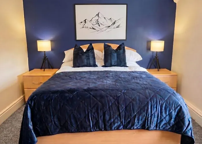 4-Bed Oxford House, Pool Table & Free Parking