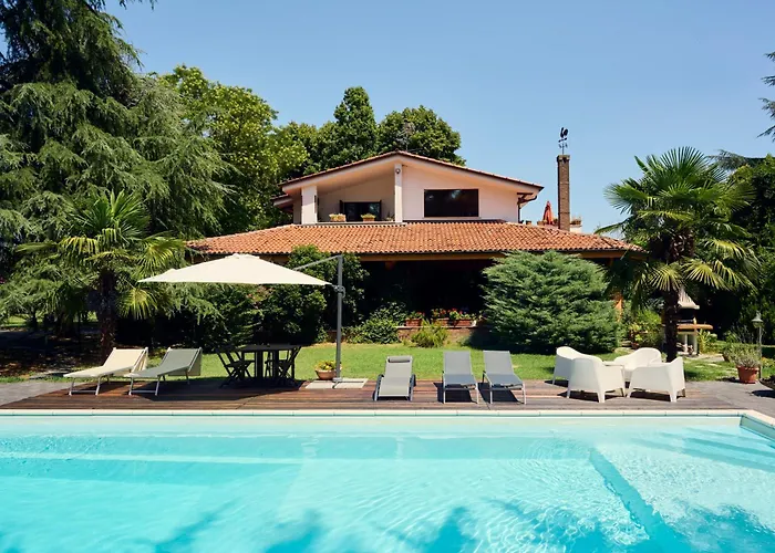 Apartment In Villa La Carruba
