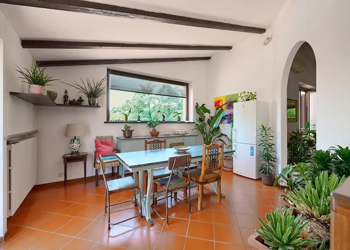 Apartment In Villa La Carruba
