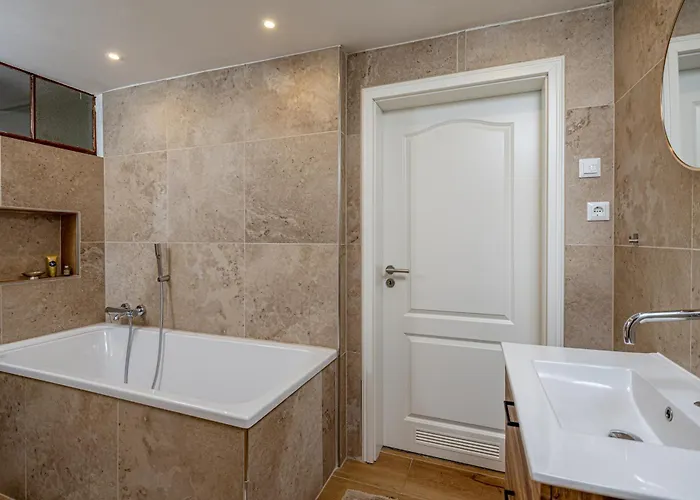 Luxurioese Sandstein Villa - 320 Qm - 7 Raeume
