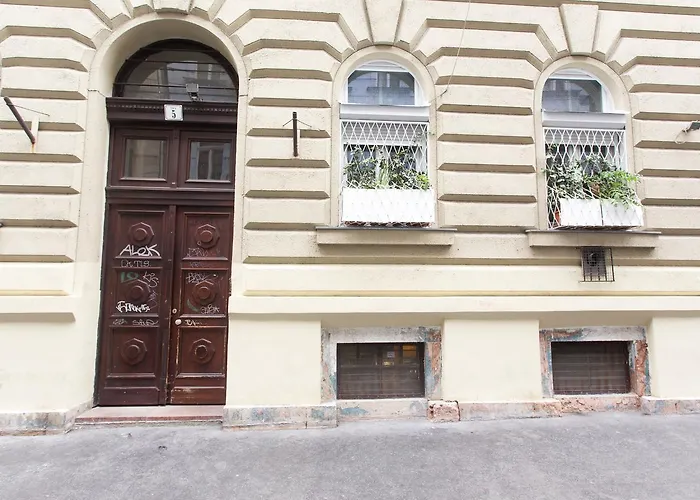 Susan Apartment Near Blaha Lujza Square